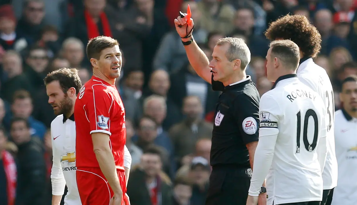 Gelandang Liverpool, Steven Gerrard mendapatkan kartu merah dari wasit Martin Atkinson saat Laga Liga Premier Inggris di Anfield Stadium, Inggris, Minggu (22/3/2015 ). Manchester United menang 2-1 atas Liverpool. (Reuters/Carl Recine)