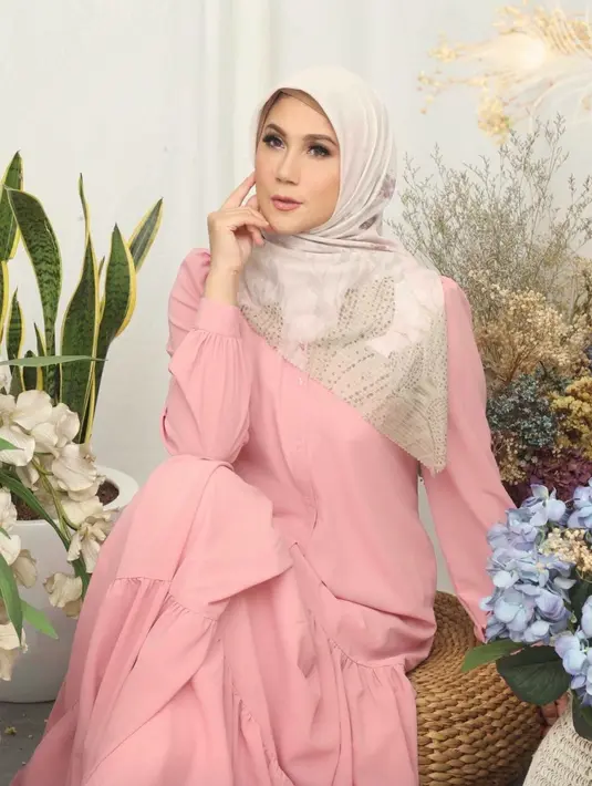 Perempuan cantik dan selalu terlihat awet muda ini mengakui kalau di kala remaja, ia seringkali pergi ke diskotik. Menurutnya, tidak seru kalau tidak ke tempat tersebut. Namun kini berbeda dengan anaknya, Daffa Wardhana. (Instagram/monaratuliu)