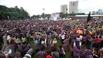 Para pendukung Ahok - Djarot berjoget saat menghadiri konser gue 2 di Jakarta, Sabtu (4/2). Sejumlah musisi papan atas Indonesia mendukung pasangan calon nomer 2 Ahok - Djarot pada Pilkada DKI Jakarta. (Liputan6.com/Johan Tallo)