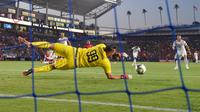 Kiper AC Milan, Gianluigi Donnarumma mencoba menangkap bol menghentikan tendangan dalam International Champions Cup (ICC) 2018 di Carson, California, Amerika Serikat, Rabu (25/7). AC Milan kalah adu penalti. (AP Photo/Mark J. Terrill)