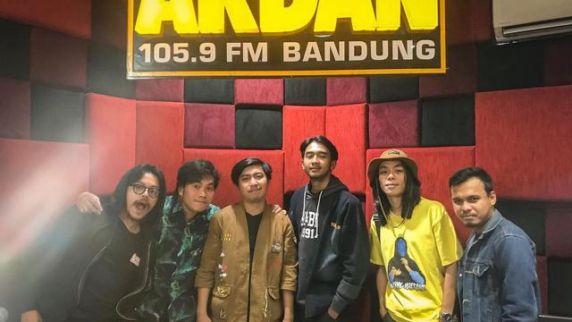 Band Kerabat Kerja (https://www.instagram.com/p/Btbc9qhBsyG/)