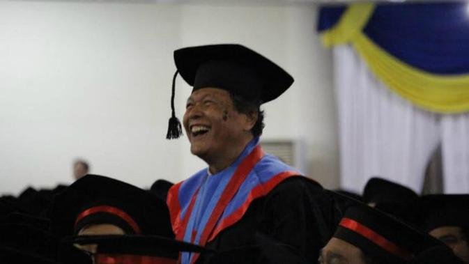 Soejoto Gondosurohardjo berusia 71 tahun  menyelesaikan studi S2 di ITS, dan menjadi wisudawan tertua di ITS.