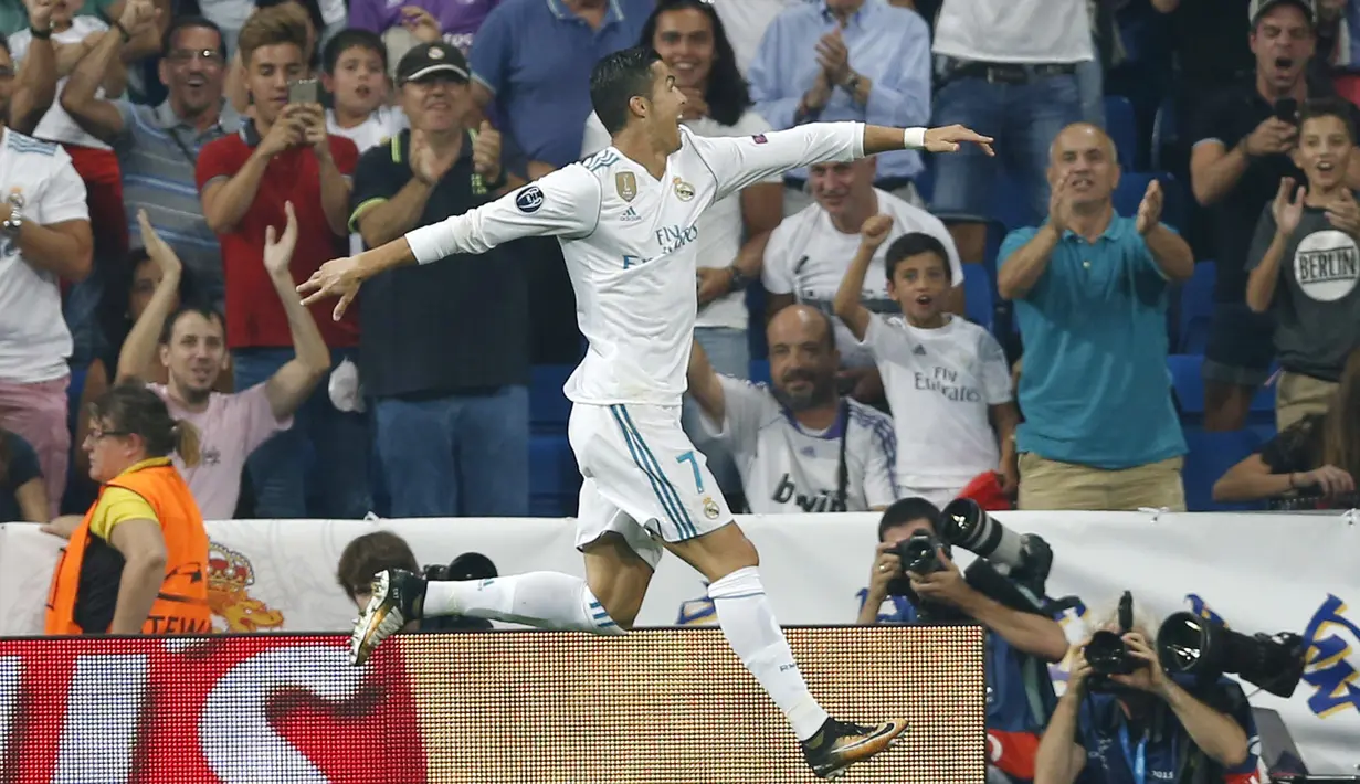 Bintang Real Madrid, Cristiano Ronaldo merayakan golnya ke gawang APOEL Nicosia pada laga grup H Liga Champions di Santiago Bernabeu stadium, Madrid, (13/9/2017). Real Madrid Menang 3-0. (AP/Francisco Seco)