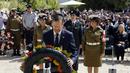 <p>Presiden Israel Isaac Herzog memberikan penghormatan saat upacara peletakan karangan bunga menandai Hari Peringatan Holocaust di Warsaw Ghetto Square, Yad Vashem, Yerusalem, Israel, 28 April 2022. (Amir Cohen/Pool Photo via AP)</p>