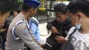 Bobotoh Persib Bandung yang di Jakarta mendapat pemeriksaan dari polisi saat berkumpul di Polda Metro Jaya, Jakarta, Minggu (18/10/2015). (Bola.com/Vitalis Yogi Trisna)