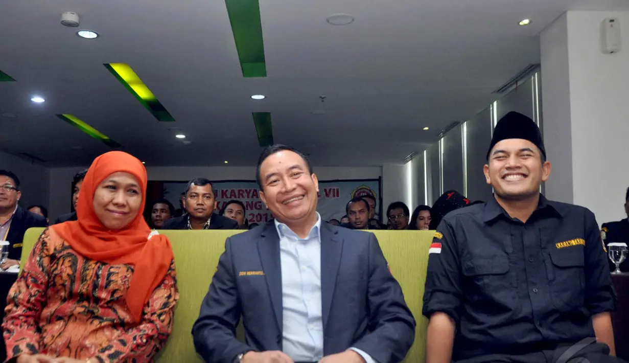 Menteri Sosial Khofifah Indar Parawansyah (kiri) saat menghadiri Temu Karya Nasional VII Karang Taruna di Jakarta, Rabu (20/5/2015). Pemerintah menargetkan menurunkan kemiskinan yang saat ini 10,96 persen menjadi 7 persen. (Liputan6.com/Helmi Afandi) 