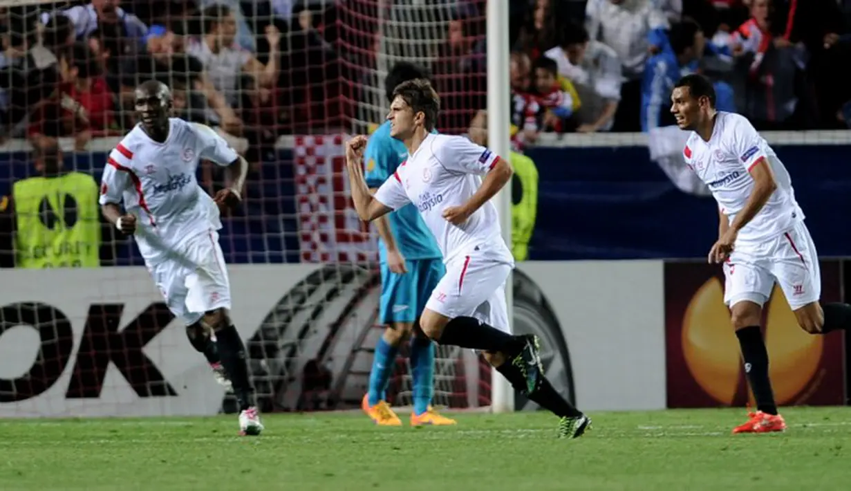Denis Suarez merayakan gol bersama dengan rekan-rekannya, Timothee Kolodziejczak dan Stephane Mbia
