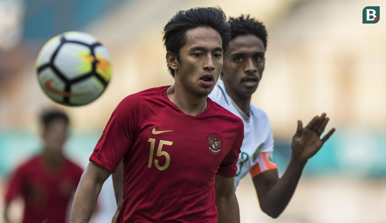 Striker Timnas Indonesia, Hanis Saghara, mengejar bola saat melawan Arab Saudi pada laga persahabatan di Stadion Wibawa Mukti, Jawa Barat, Rabu (10/10/2018). Indonesia kalah 1-2 dari Arab Saudi. (Bola.com/Vitalis Yogi Trisna)