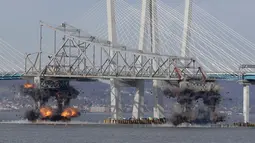 Ledakan dahsyat menghancurkan bagian Jembatan Tappan Zee di Tarrytown, New York, AS, Selasa (15/1). Jembatan Tappan Zee dibangun pada tahun 1952-1955. (AP Photo/Seth Wenig)