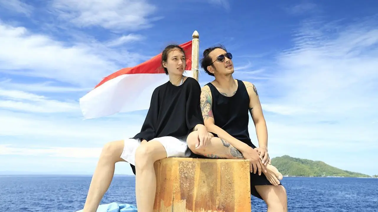 Momen Mesra Nadine Chandrawinata dan Dimas Anggara