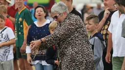 Seorang wanita gagal menangkap telur yang dilempar saat Kejuaraan Melempar Telur 2017 di Swaton Vintage Fair di Lincolnshire, Inggris (25/6). Sistem kejuaraan lempar telur ini tidak hanya terfokus pada satu permainan saja. (AFP Photo/Lindsey Parnaby)