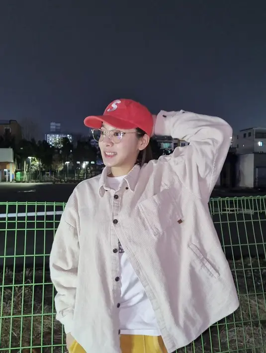 Gaya OOTD simpel ala Seol In Ah ini bisa juga kamu sontek. Dengan kaus putih, wanita 26 tahun ini menambahkan jaket corduroy sebagai outer. Ia juga menambahkan aksesori topi andalannya. Tak lupa, lawan main Kim Sejeong ini juga memakai kacamata sebagai penyempurna penampilan. (Liputan6.com/IG/@_seorina)
