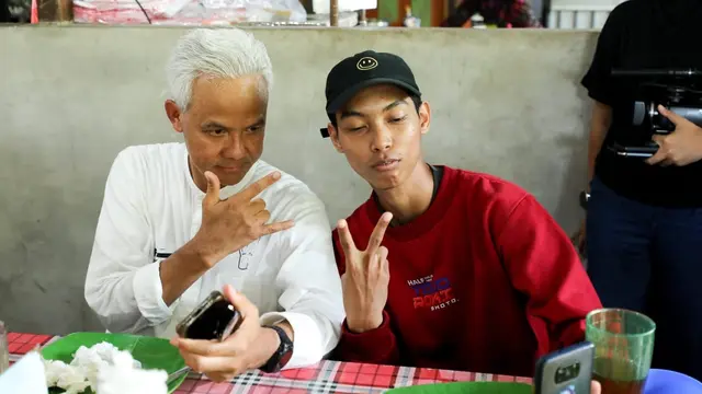 Calon presiden nomor urut 3, Ganjar Pranowo, ajak makan pendukung Prabowo-Gibran di rumah makan Terumbu Sultra di Jalan Syarifuddin Yoes No.22, Sepinggan, Kecamatan Balikpapan Selatan, Kota Balikpapan, Kalimantan Timur, Selasa (6/2/2024).
