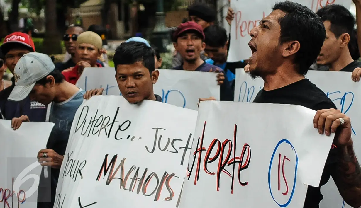 Massa berorasi ketika aksi simpatik di depan Kedubes Filipina, Jakarta, Selasa (11/10). Mereka memberikan surat kepada perwakilan dari Kedubes Filipina yang berisi permintaan ikut membantu dalam menghentikan tindakan Duterte. (Liputan6.com/Faizal Fanani)