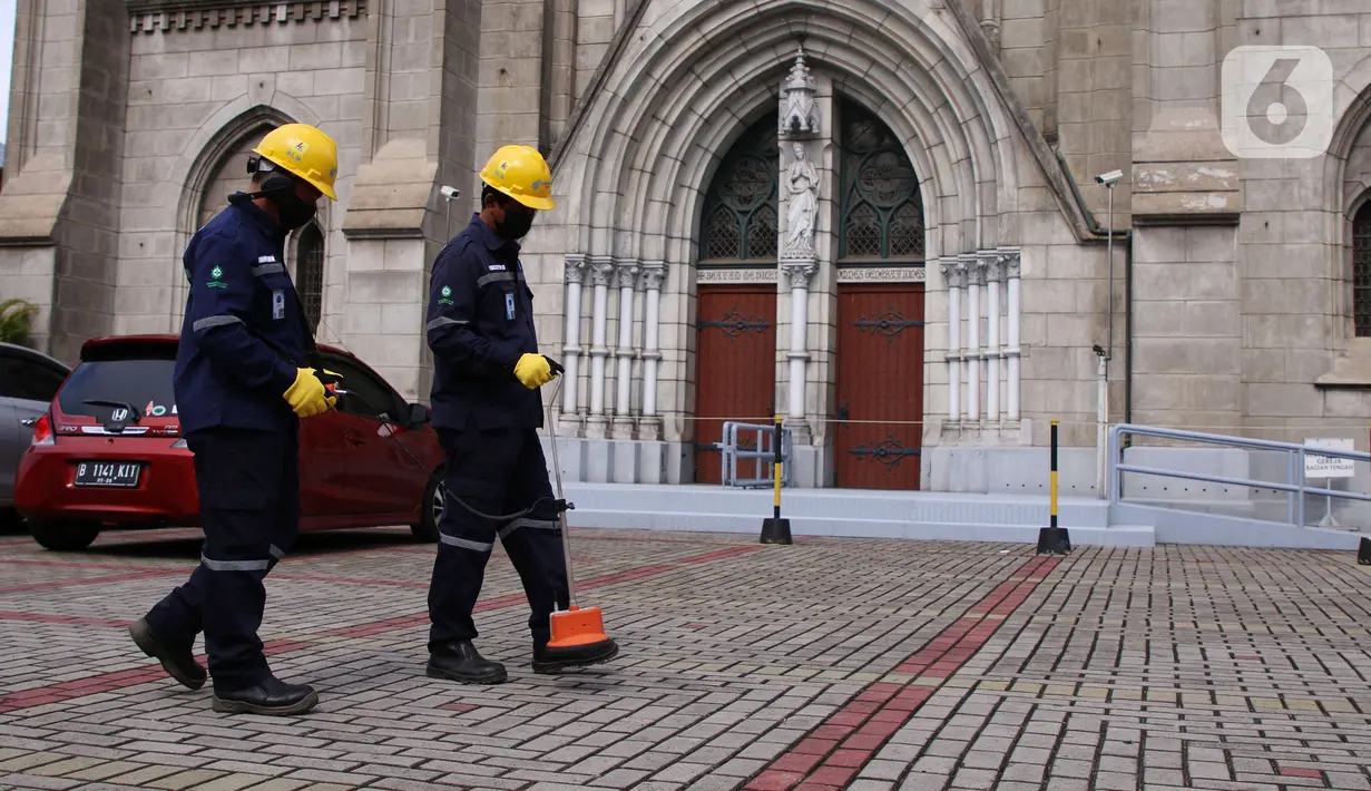 Petugas PLN UID Jaya mengecek listrik di lingkungan Gereja Katedral, Jakarta, Rabu (22/12/2021). PLN UID Jaya menyiagakan 2.356 personel yang tersebar di 16 unit posko dan 1 Unit Pelaksana Pengatur Distribusi Jakarta untuk siaga kelistrikan perayaan Natal dan Tahun Baru. (Liputan6.com/Angga Yuniar)