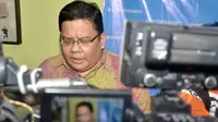 Komisioner Kompolnas Adrianus Meliala memberi keterangan kepada wartawan seusai menjadi pembicara dalam diskusi "Telenovela KPK-Polri" di Cikini, Jakarta, Sabtu (2/5/2015). (Liputan6.com/Helmi Afandi)