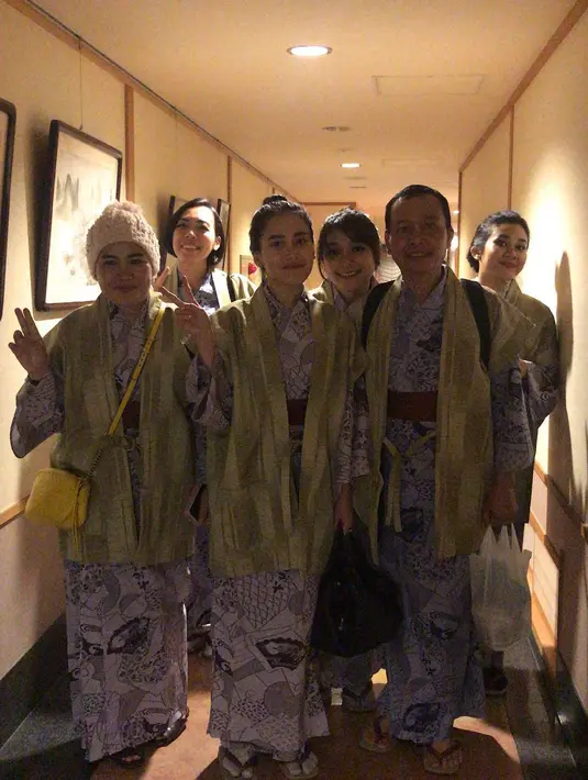 Seperti dilansir dari Liputan6.com, di kawasan kawasan Kapten Tendean, Jakarta Selatan, Rabu (11/4/2018), Ayu bercerita soal liburannya di Jepang. Terutama soal bekal yang dibawanya dari Indonesia. (Instagram/ayutingting92)