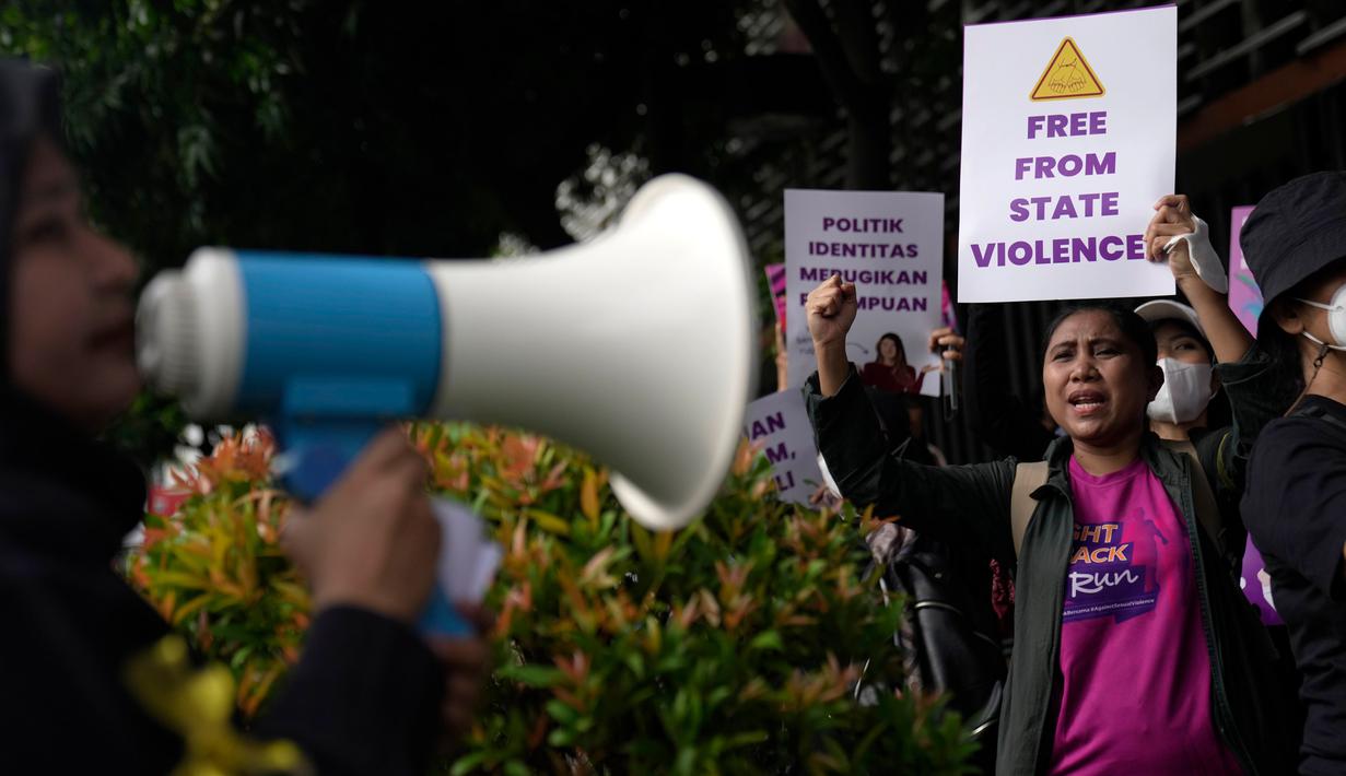Berawal dari kongres pertama yang berlangsung pada tahun 1911. Perserikatan Bangsa-Bangsa (PBB) baru merayakan secara resmi pada 1975. (AP Photo/Dita Alangkara)