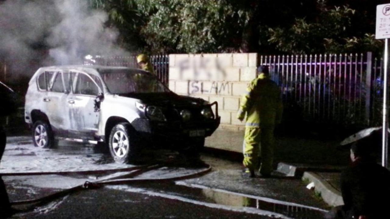 Mobil hangus dalam serangan yang terjadi di masjid Thornlie, Perth, Australia Barat 