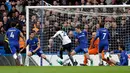 Gelandang Tottenham Hotspur Dele Alli melepaskan tendangan yang akhirnya membuahkan gol ketiga saat melawan Chelsea dalam pertandingan Liga Inggris di Stamford Bridge, London (4/1). (AP Photo/Alastair Grant)