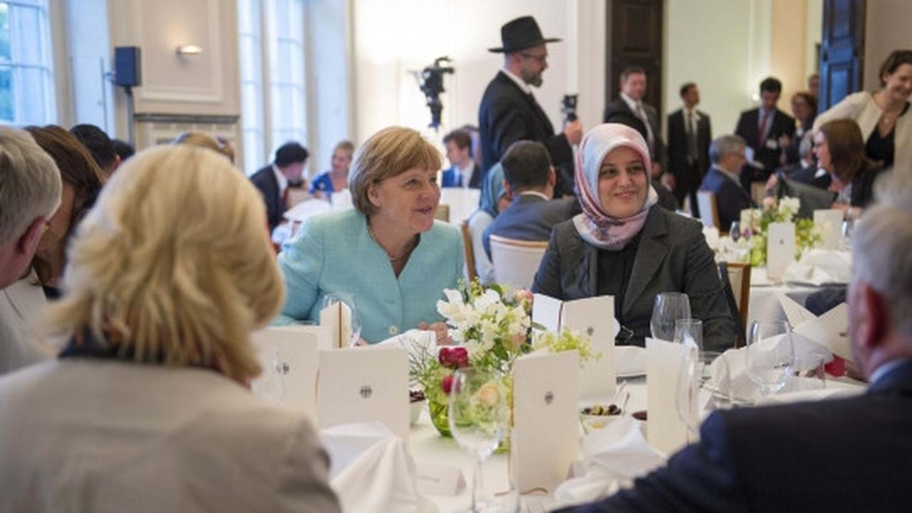 Keakraban Angela Merkel hadiri buka puasa bersama muslim Jerman