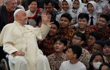 FOTO: Momen Sambutan Meriah Para Jemaat Saat Paus Fransiskus Tiba di Gereja Katedral Jakarta