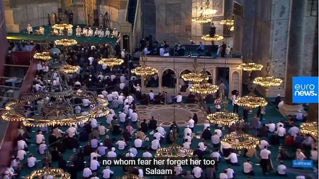 Tampilan Dalam Haghia Sophia dalam Momen Salat Jumat Perdana dalam 86 Tahun