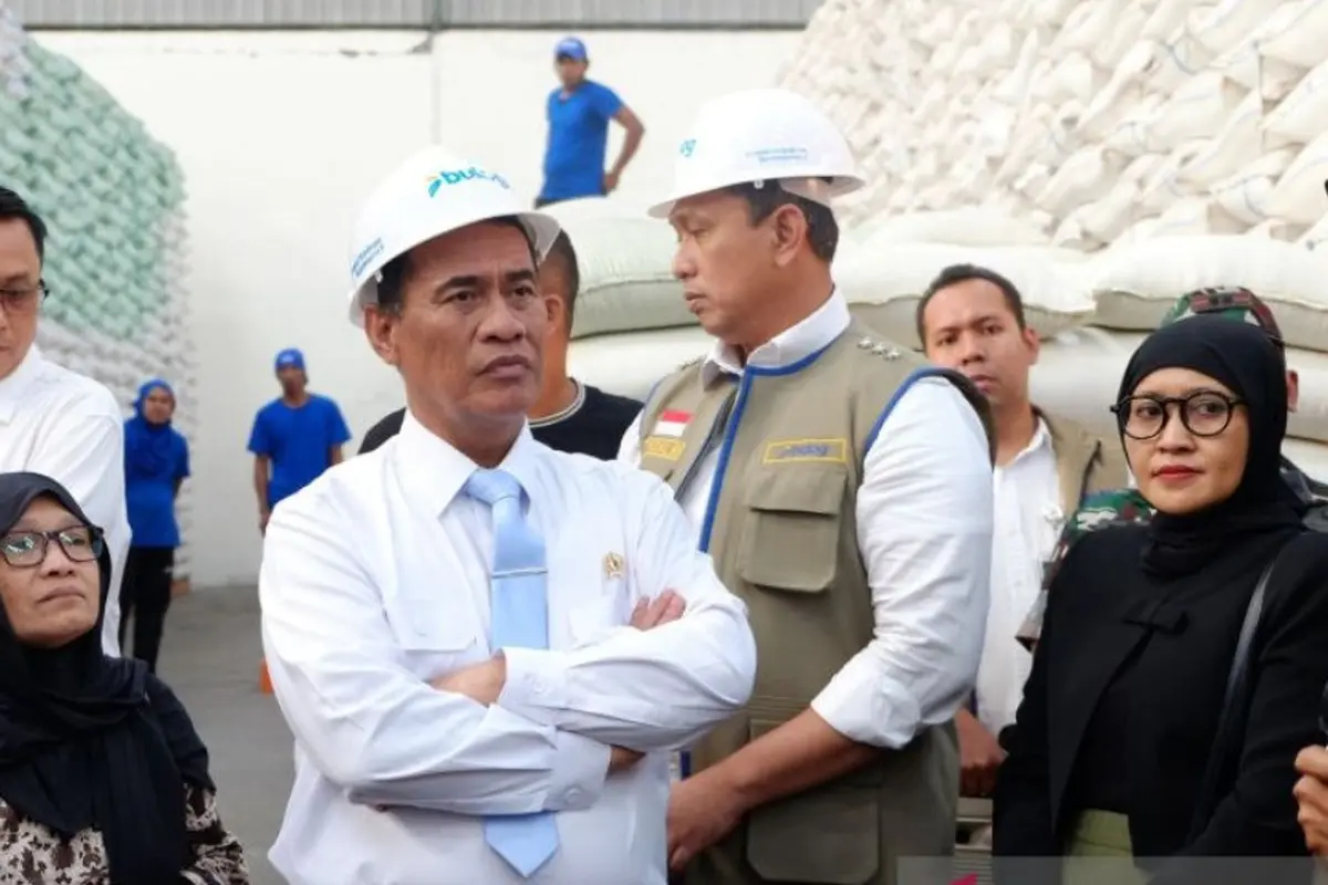 Mentan Andi Amran Sulaiman saat mengunjungi Gudang Bulog Banjar Kemantren di Sidoarjo, Jawa Timur, Minggu, guna memastikan stok beras di Jawa Timur.