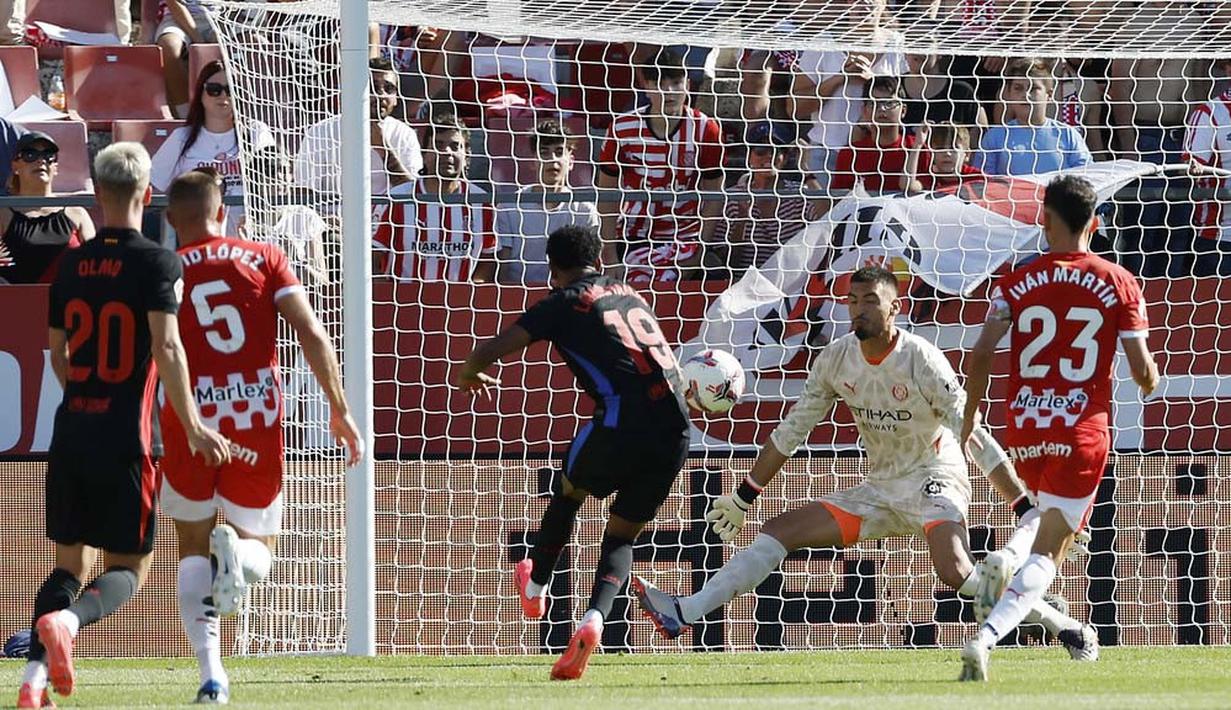 Lamine Yamal menjadi bintang kemenangan Barca dengan memborong dua gol. (AP Photo/Joan Monfort)