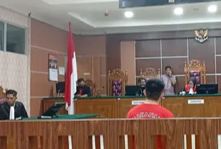 Majelis Hakim Saat membacakan Amar putusan vonis seumur hidup  lebih tinggi dari tuntutan JPU terhdap Terdakwa Tauzaen. (Ajang Nurdin/Liputan6.com)