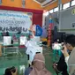 Calon Bupati Purbalingga, Dyah Hayuning Pratiwi menggunakan hak suaranya di TPS 14 Kelurahan Purbalingga Lor Kecamatan Purbalingga, Rabu (9/12/2020) pukul 08.30 WIB.