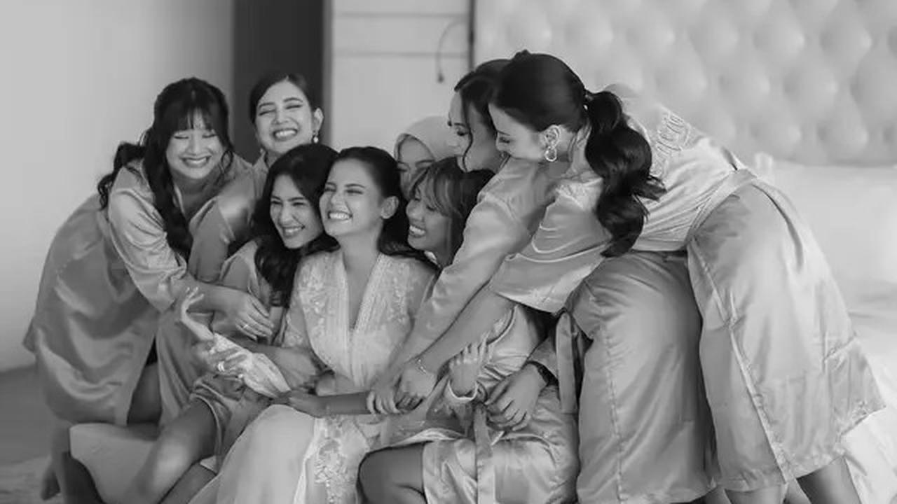 7 Potret Mikha Tambayong Jadi Bridesmaid di Pernikahan Yunita Siregar, Menawan