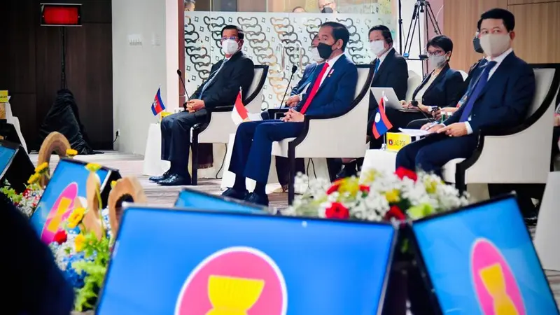 Presiden Jokowi didampingi Menlu Retno hadir dalam ASEAN Leaders Meeting bersama dengan para pemimpin negara ASEAN dan fokus membahas isu Myanmar.