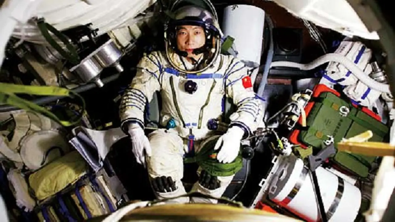 15-10-2003: China Kirimkan Astronot ke Luar Angkasa