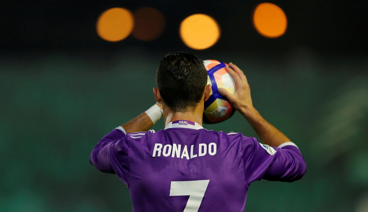  4. Cristiano Ronaldo pernah mengatakan akan berada di Real Madrid 10 tahun lagi untuk memecahkan rekor Ferenc Puskas sebagai pencetak gol tertua Real Madrid. Puskas mencetak gol terakhirnya saat berusia 38 tahun, 233 hari. (Reuters/Marcelo del Pozo)
