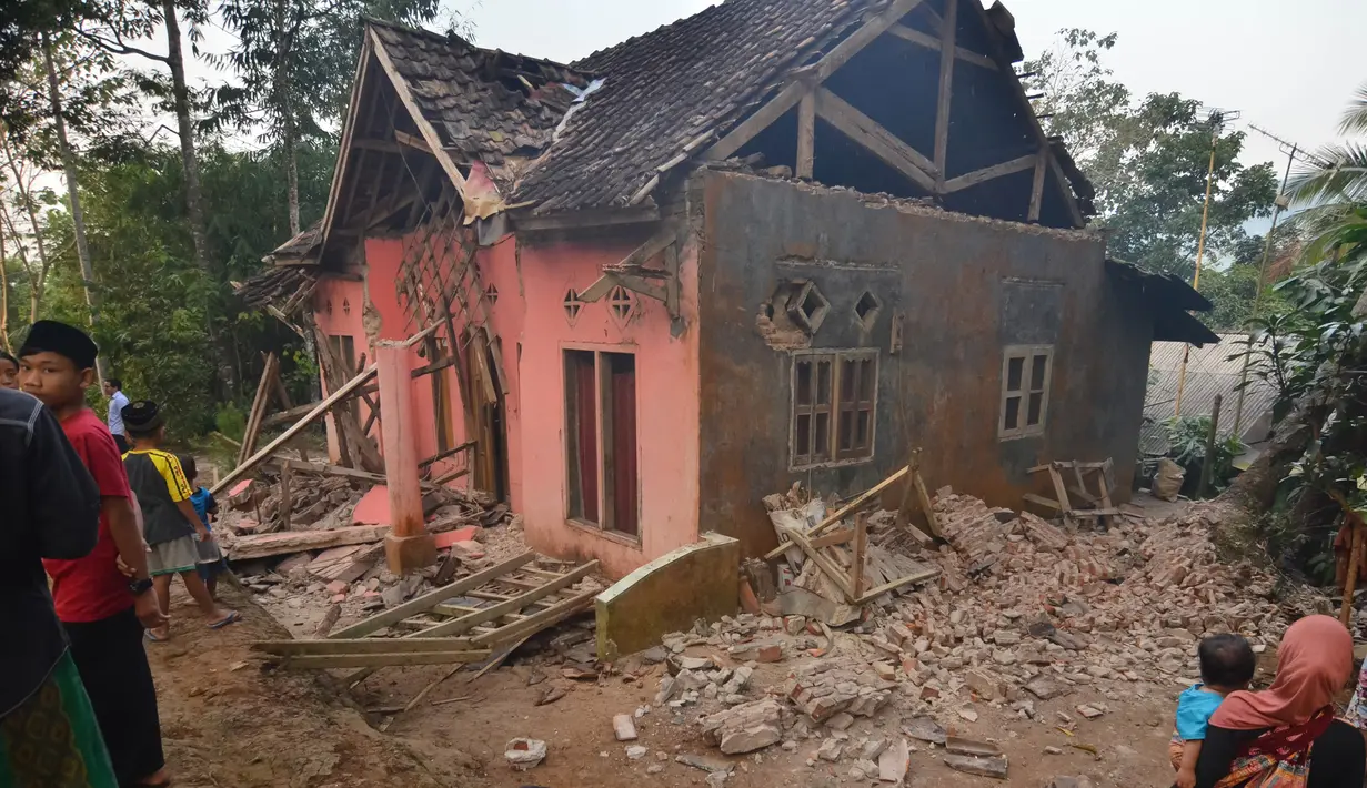 Penampakan rumah yang rusak usai gempa melanda Pandeglang, Banten, Sabtu (3/8/2019). Hingga pukul 07.00 WIB, Kabupaten Pandeglang menjadi daerah terbanyak kerusakan bangunan usai gempa Banten yaitu sebanyak 94 rumah. (RONALD SIAGIAN/AFP)