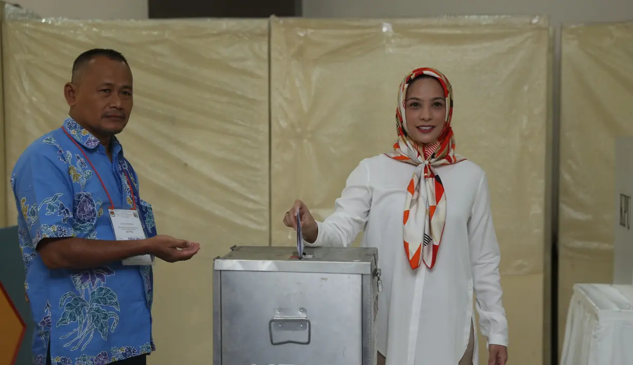 "Ibu lagi salat Duha dulu, mungkin nanti jam 10 pencoblosannya" ucap, di kawasan Komplek DPR RI, Kalibata, Jakarta Selatan, Rabu (19/4/2017). (Nurwahyunan/Bintang.com)