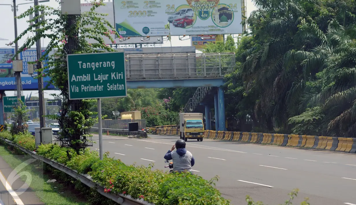 Suasana arus lalu lintas Tol Cengkareng arah Cawang pada Selasa (22/8). Seorang pengendara motor nekat melawan arus lalu lintas di Tol Cengkareng, Banten pada pukul 13.00 WIB. (Liputan6.com/Helmi Fithriansyah)