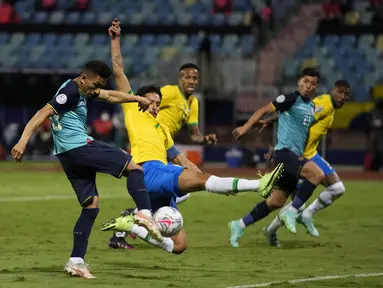Penyerang timnas Ekuador, Angel Mena (kiri) mencetak gol ke gawang Brasil pada laga Grup B Copa America 2021 di Estadio Olimpico Pedro Ludovico, Senin (28/6/2021). Laga antara Brasil melawan Ekuador berakhir imbang 1-1, Ekuador pun lolos ke babak perempat final. (AP Photo/Ricardo Mazalan)