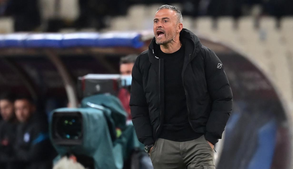 Luis Enrique pun beralasan, ia amat terkesan dengan penampilan ciamik David Raya yang mampu mengangkat performa Brentford sebagai tim promosi musim ini di Liga Inggris dan ingin mencobanya di Timnas Spanyol. Meskipun eksperimennya harus memakan korban David De Gea. (AFP/Aris Messinis)