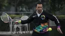 Menpora Imam Nahrawi berusaha memukul bola saat bermain dengan atlet tenis Indonesia di Hotel Sultan, Jakarta, Kamis (24/5/2018). Menpora datang memantau persiapan pelatnas tenis jelang Asian Games 2018. (Bola.com/Vitalis Yogi Trisna)