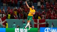 Pemain Australia Milos Degenek melakukan selebrasi usai mencetak gol ke gawang Denmark pada pertandingan sepak bola Grup D Piala Dunia 2022 di Stadion Al Janoub, Al Wakrah, Qatar, 30 November 2022. Australia mengunci tiket lolos ke fase gugur dengan status runner up Grup D usai mengalahkan Denmark 1-0. (AP Photo/Thanassis Stavrakis)