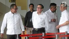 Menkumham Yasonna Hamonangan Laoly usai menjalani pemeriksaan di gedung KPK, Jakarta, Senin (2/7).  Yasonna diperiksa saat menjadi Anggota DPR sebagai saksi terkait kasus dugaan korupsi proyek KTP Elektronik. (Merdeka.com/Dwi Narwoko)