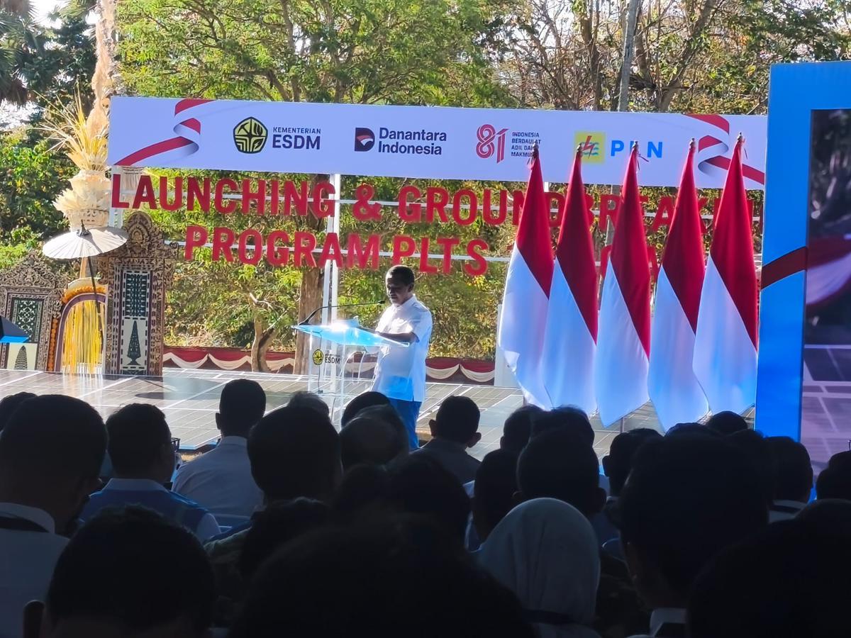 Menteri ESDM Bahlil Lahadalia saat memberikan sambutan peluncuran program Pembangkit Listrik Tenaga Surya (PLTS) 100 GWp, di Kabupaten Jembrana, Bali, pada Selasa (25/8). (merdeka.com/Moch Kadafi).
