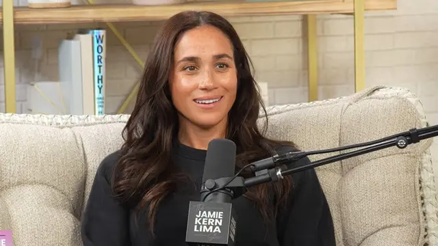 Meghan Markle Kirim Hadiah pada Teman, Tulisan Yang Mulia di Kartu Ucapan Jadi Sorotan