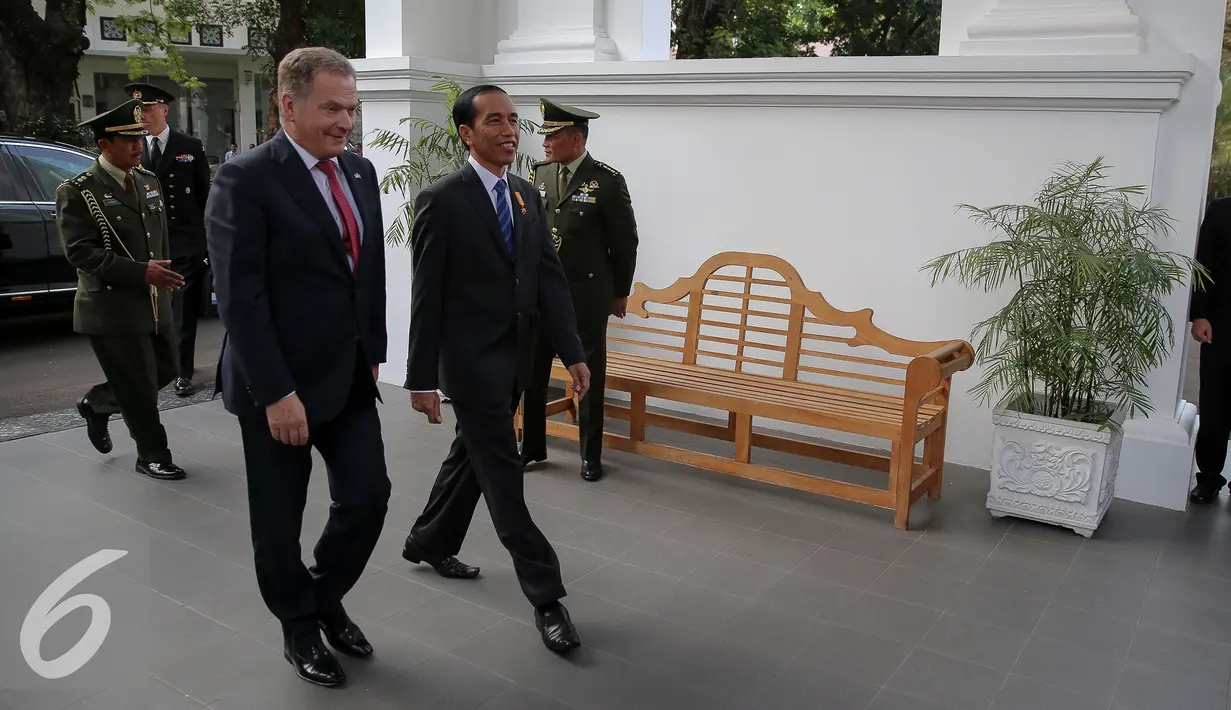 Presiden Joko Widodo bersama Presiden Finlandia Sauli Niinisto berjalan memasuki Istana Merdeka, Jakarta, Selasa (3/11). Pertemuan tersebut akan membahas tata kelola lahan gambut untuk mengantisipasi bencana kebakaran hutan. (Liputan6.com/Faizal Fanani)