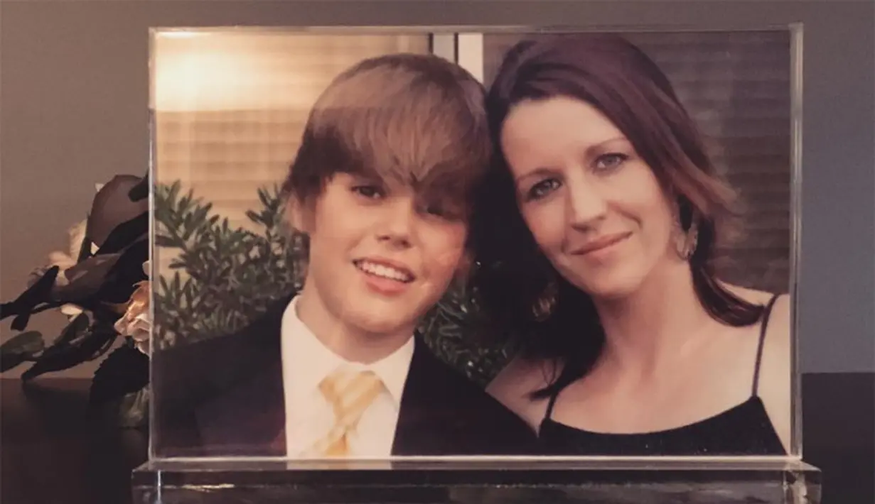 "Sangat menyakitkan melihat Pattie tak lagi menganggap Justin Bieber. Namun lebih menyaitkan melihat Justin tak keberatan kehilangan orang yag penting hanya untuk hal tak jelas," tulis seorang penggemar. (instagram/pattiemallette)
