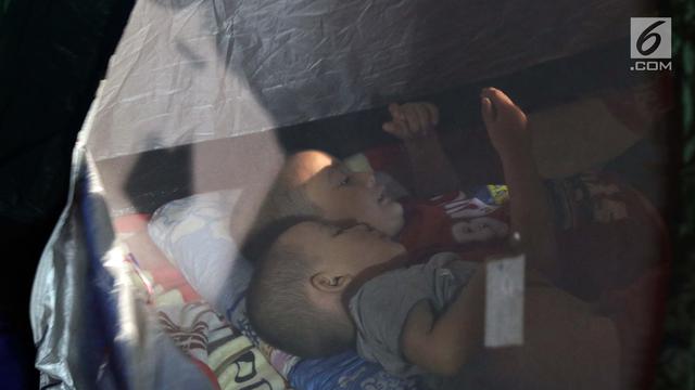 Di Dalam Tenda, Anak-Anak Pencari Suaka Beristirahat