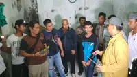 Polisi menggerebek gudang penyuplai miras oplosan besar di Cirebon. Foto (Liputan6.com / Panji Prayitno)