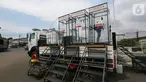 Warga menyemprotkan diri menggunakan cairan antiseptik di bilik disinfektan chamber di CheCk Point PSBB, perbatasan Jakarta - Tangerang Selatan, Pasar Jumat, Kamis (16/4/2020). Disinfektan chamber diperuntukkan bagi masyarakat sekitar selama Corona COVID-19. (Liputan6.com/Fery Pradolo)